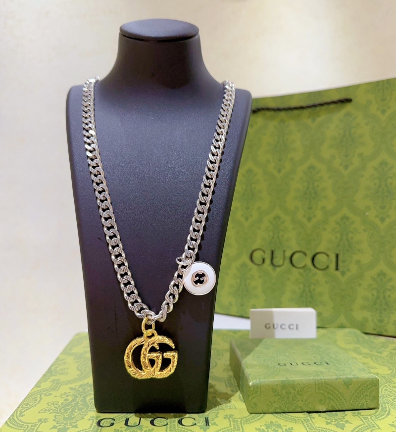 G*u*i necklaces